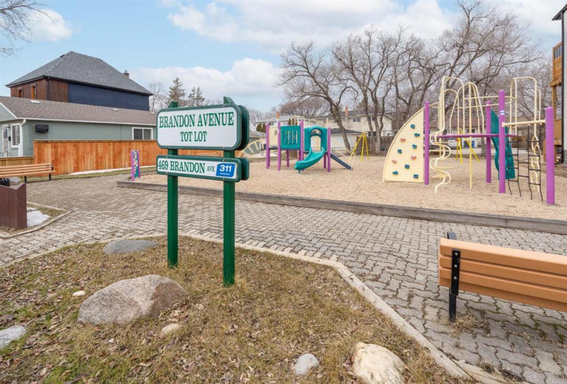 468 Brandon, 2 Bedrooms Bedrooms, 6 Rooms Rooms,1 BathroomBathrooms,Residential,For Sale,Brandon