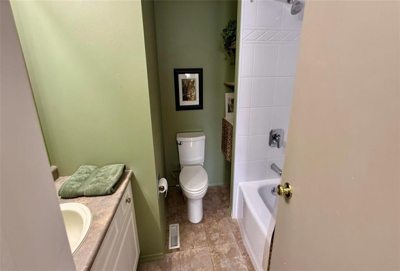 20 Whiteway, 2 Bedrooms Bedrooms, 5 Rooms Rooms,1 BathroomBathrooms,Residential,For Sale,Whiteway