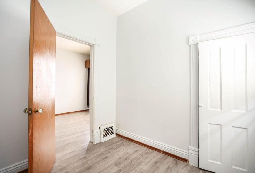 395 Toronto, 3 Bedrooms Bedrooms, 7 Rooms Rooms,1 BathroomBathrooms,Residential,For Sale,Toronto