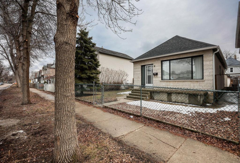 395 Toronto, 3 Bedrooms Bedrooms, 7 Rooms Rooms,1 BathroomBathrooms,Residential,For Sale,Toronto