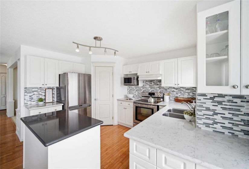 900 Scurfield, 3 Bedrooms Bedrooms, 11 Rooms Rooms,2 BathroomsBathrooms,Residential,For Sale,Scurfield