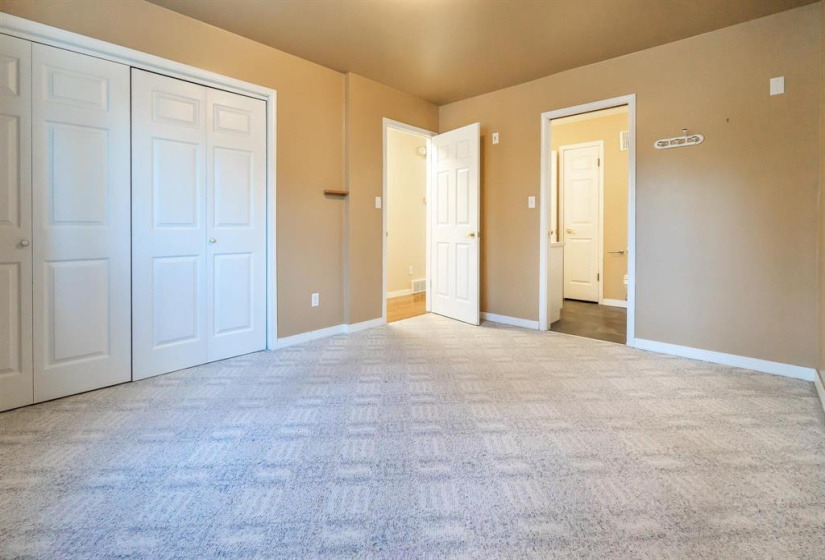 27 BERGEN, 5 Bedrooms Bedrooms, 10 Rooms Rooms,1 BathroomBathrooms,Residential,For Sale,BERGEN