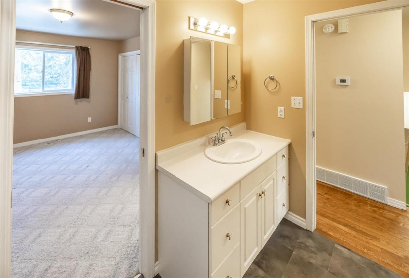 27 BERGEN, 5 Bedrooms Bedrooms, 10 Rooms Rooms,1 BathroomBathrooms,Residential,For Sale,BERGEN