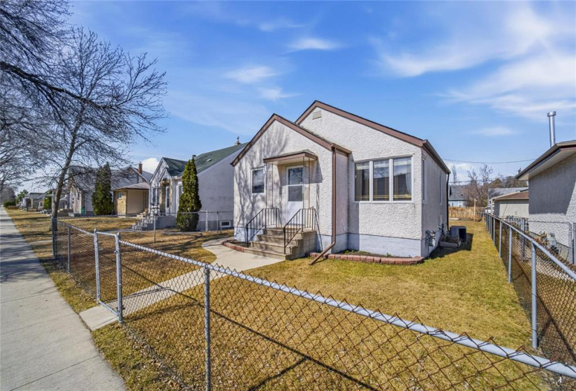 563 McAdam, 2 Bedrooms Bedrooms, 9 Rooms Rooms,2 BathroomsBathrooms,Residential,For Sale,McAdam