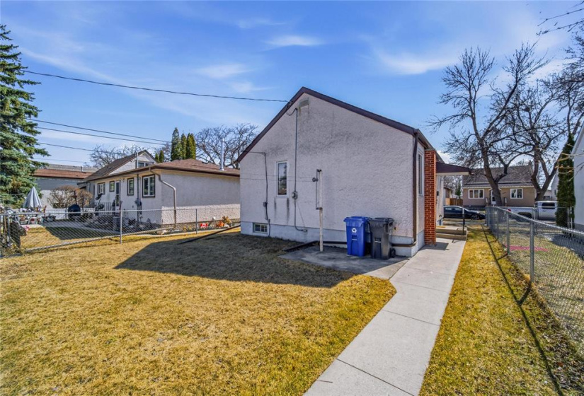 563 McAdam, 2 Bedrooms Bedrooms, 9 Rooms Rooms,2 BathroomsBathrooms,Residential,For Sale,McAdam