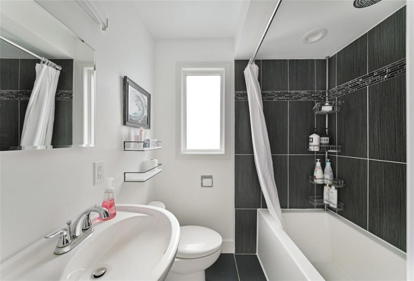 66 Glenlawn, 3 Bedrooms Bedrooms, 9 Rooms Rooms,2 BathroomsBathrooms,Residential,For Sale,Glenlawn