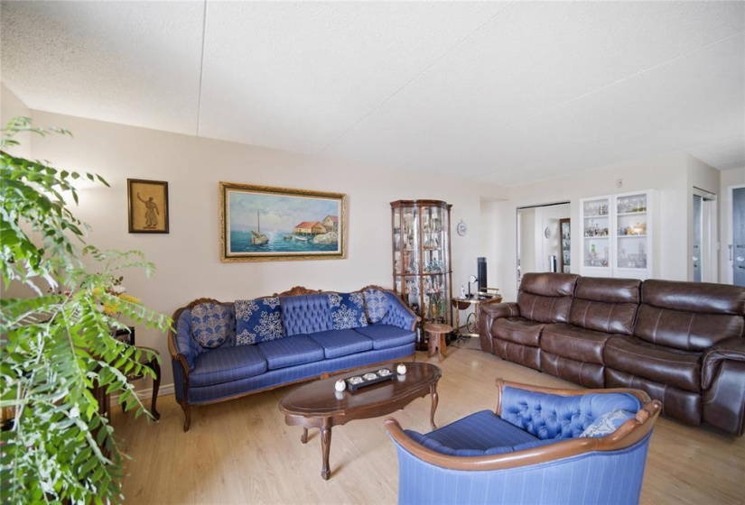 916 Cloutier, 2 Bedrooms Bedrooms, 7 Rooms Rooms,1 BathroomBathrooms,Condominium,For Sale,Cloutier