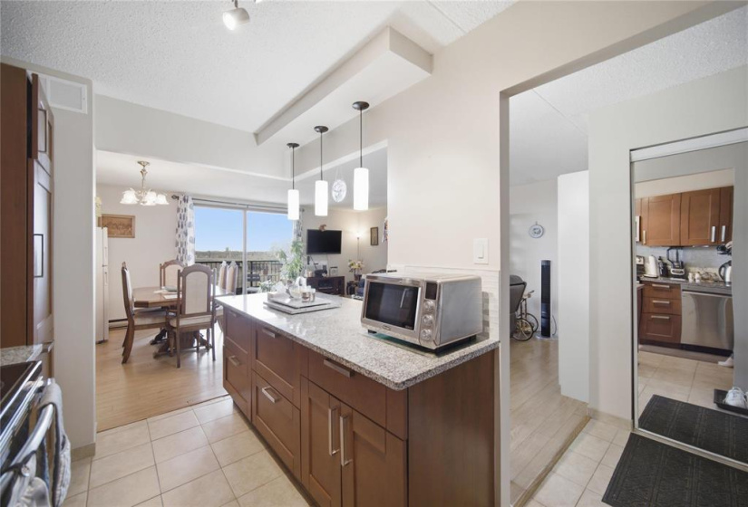 916 Cloutier, 2 Bedrooms Bedrooms, 7 Rooms Rooms,1 BathroomBathrooms,Condominium,For Sale,Cloutier
