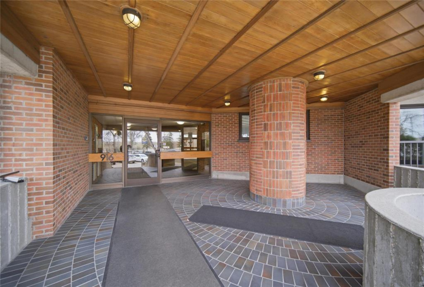 916 Cloutier, 2 Bedrooms Bedrooms, 7 Rooms Rooms,1 BathroomBathrooms,Condominium,For Sale,Cloutier