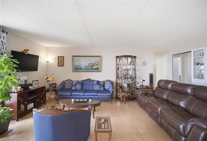 916 Cloutier, 2 Bedrooms Bedrooms, 7 Rooms Rooms,1 BathroomBathrooms,Condominium,For Sale,Cloutier