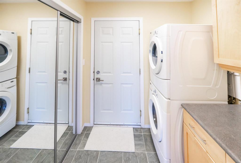 :aundry room with garage access