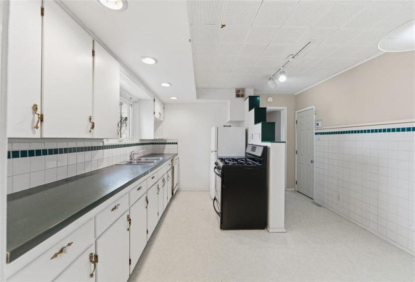 102 Scott, 3 Bedrooms Bedrooms, 12 Rooms Rooms,2 BathroomsBathrooms,Residential,For Sale,Scott