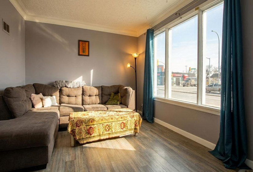 730 Henderson, 5 Bedrooms Bedrooms, 11 Rooms Rooms,2 BathroomsBathrooms,Residential,For Sale,Henderson