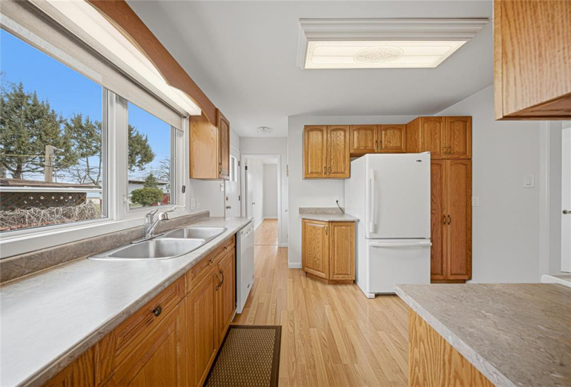 Classic oak kitchen with loads of cabinets and counter space