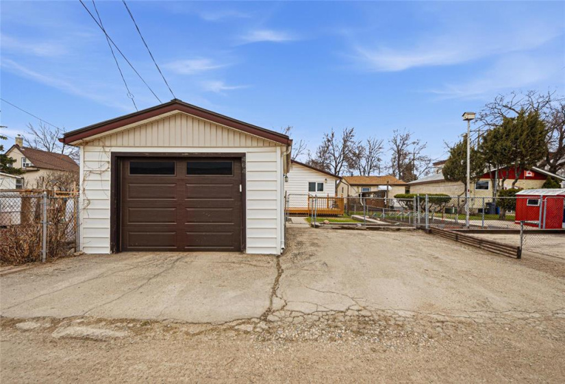 Single garage with opener
