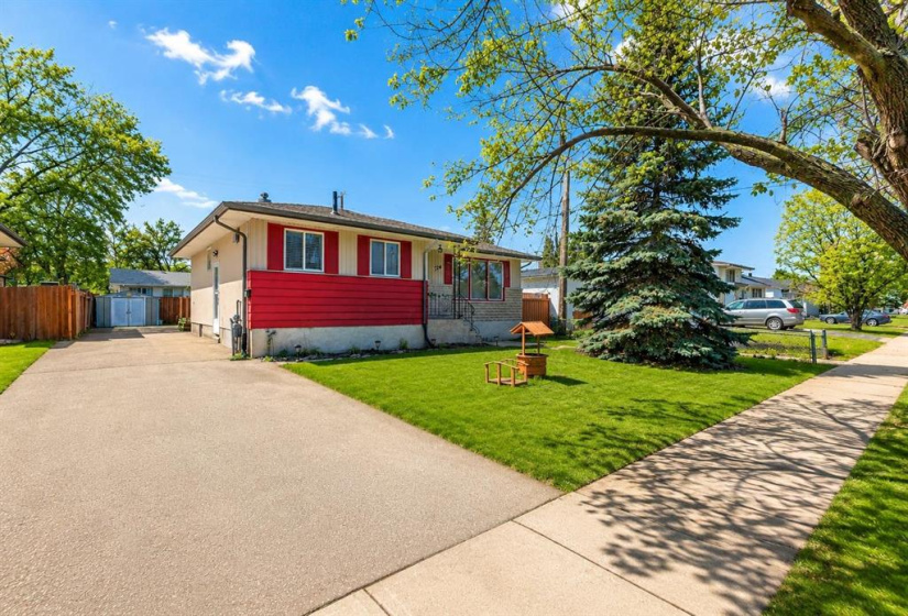 734 School, 5 Bedrooms Bedrooms, 11 Rooms Rooms,2 BathroomsBathrooms,Residential,For Sale,School