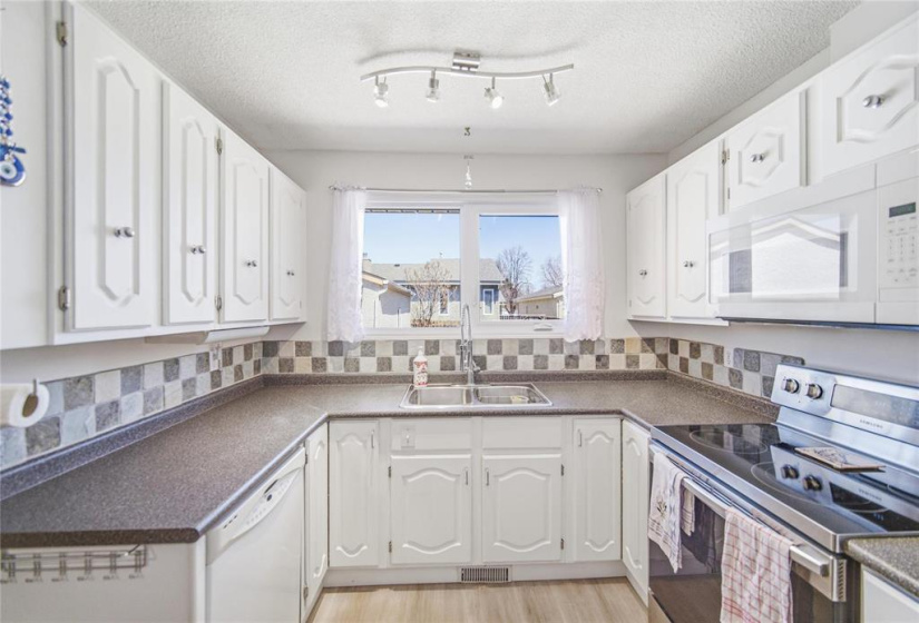131 Ashmore, 4 Bedrooms Bedrooms, 13 Rooms Rooms,2 BathroomsBathrooms,Residential,For Sale,Ashmore