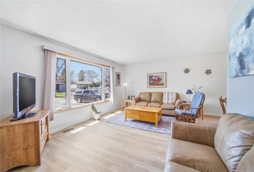 131 Ashmore, 4 Bedrooms Bedrooms, 13 Rooms Rooms,2 BathroomsBathrooms,Residential,For Sale,Ashmore