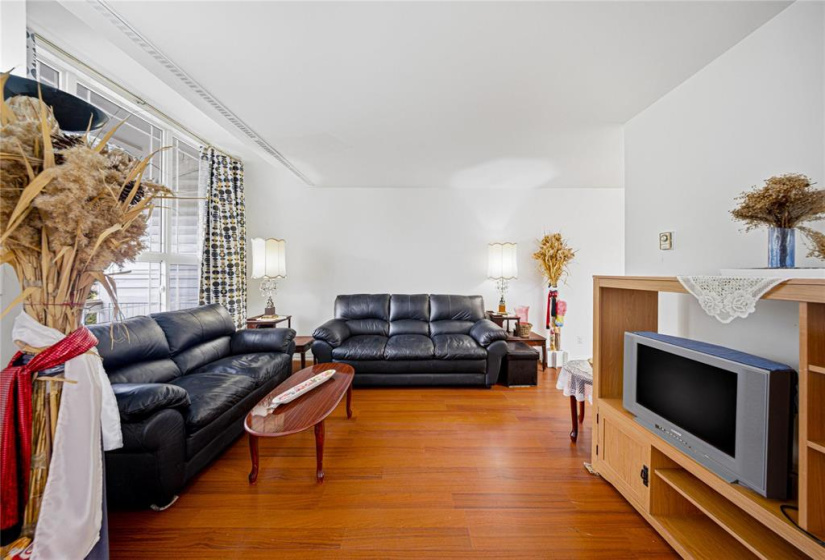 432 Stella, 2 Bedrooms Bedrooms, 10 Rooms Rooms,2 BathroomsBathrooms,Residential,For Sale,Stella