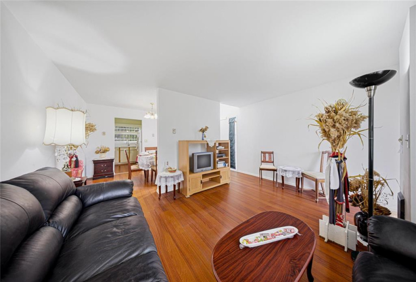 432 Stella, 2 Bedrooms Bedrooms, 10 Rooms Rooms,2 BathroomsBathrooms,Residential,For Sale,Stella