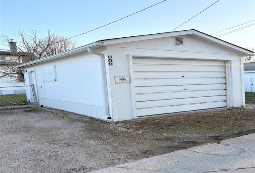 909 Pritchard, 5 Bedrooms Bedrooms, 10 Rooms Rooms,1 BathroomBathrooms,Residential,For Sale,Pritchard