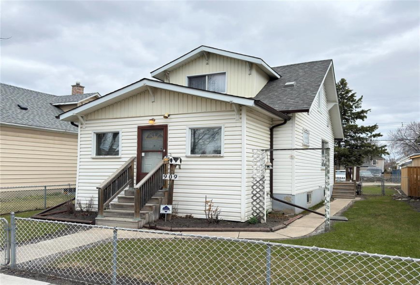 909 Pritchard, 5 Bedrooms Bedrooms, 10 Rooms Rooms,1 BathroomBathrooms,Residential,For Sale,Pritchard