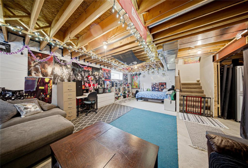 135 Kingsclear, 4 Bedrooms Bedrooms, 13 Rooms Rooms,2 BathroomsBathrooms,Residential,For Sale,Kingsclear