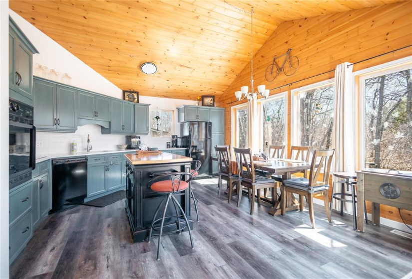 14 MARY GLEN, 3 Bedrooms Bedrooms, 8 Rooms Rooms,2 BathroomsBathrooms,Residential,For Sale,MARY GLEN