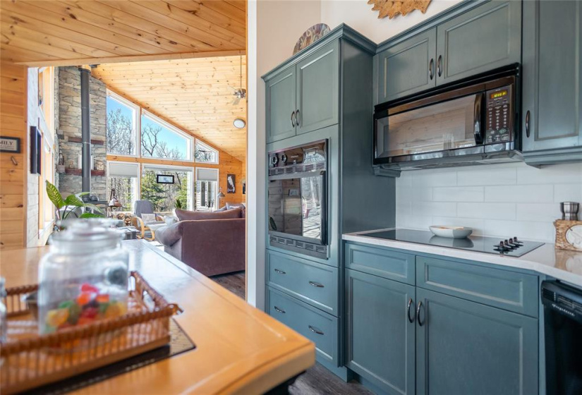 14 MARY GLEN, 3 Bedrooms Bedrooms, 8 Rooms Rooms,2 BathroomsBathrooms,Residential,For Sale,MARY GLEN