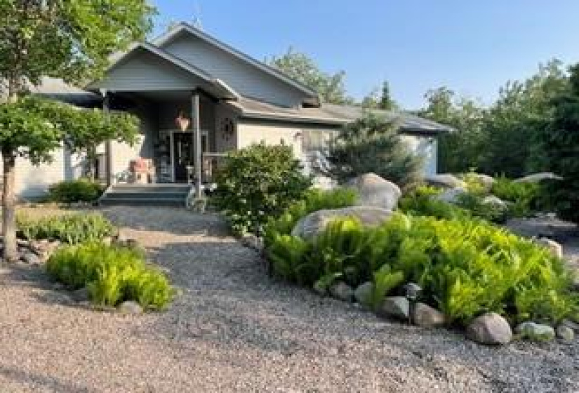 14 MARY GLEN, 3 Bedrooms Bedrooms, 8 Rooms Rooms,2 BathroomsBathrooms,Residential,For Sale,MARY GLEN