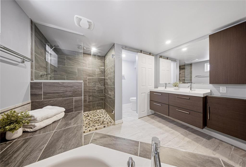 528 Lanark, 4 Bedrooms Bedrooms, 13 Rooms Rooms,2 BathroomsBathrooms,Residential,For Sale,Lanark
