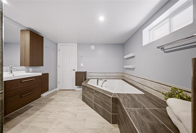 528 Lanark, 4 Bedrooms Bedrooms, 13 Rooms Rooms,2 BathroomsBathrooms,Residential,For Sale,Lanark