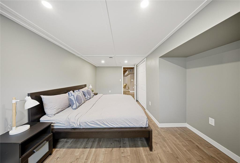 528 Lanark, 4 Bedrooms Bedrooms, 13 Rooms Rooms,2 BathroomsBathrooms,Residential,For Sale,Lanark
