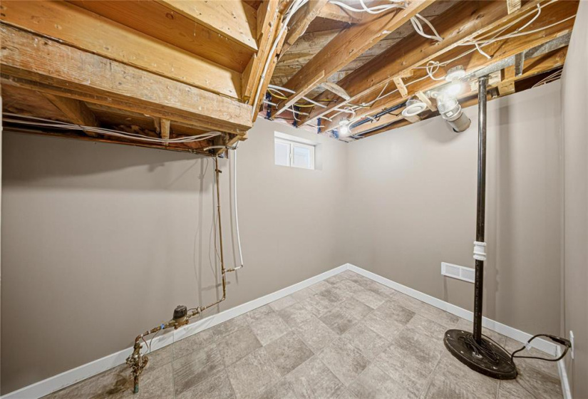 528 Lanark, 4 Bedrooms Bedrooms, 13 Rooms Rooms,2 BathroomsBathrooms,Residential,For Sale,Lanark