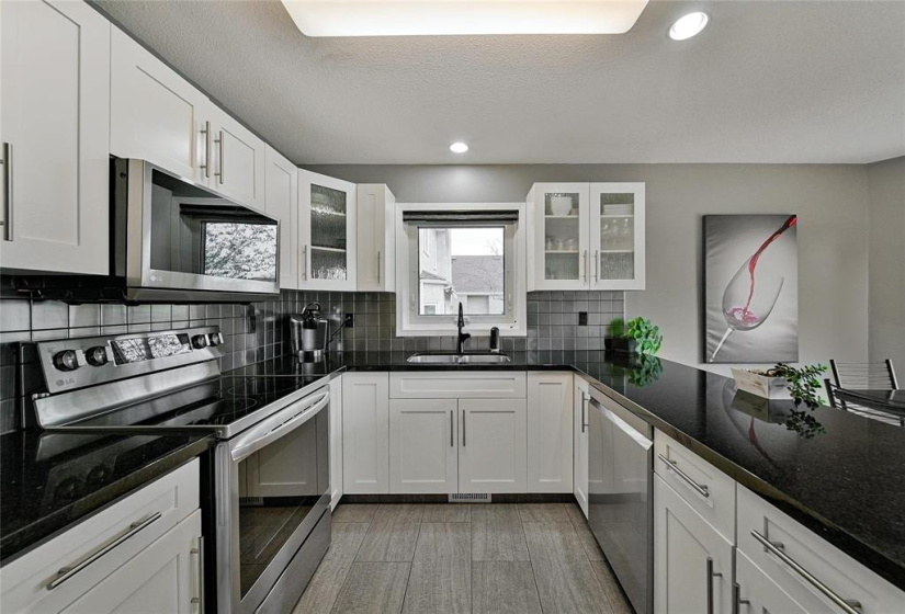 40 Abbotsfield, 3 Bedrooms Bedrooms, 12 Rooms Rooms,3 BathroomsBathrooms,Residential,For Sale,Abbotsfield