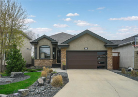 40 Abbotsfield, 3 Bedrooms Bedrooms, 12 Rooms Rooms,3 BathroomsBathrooms,Residential,For Sale,Abbotsfield