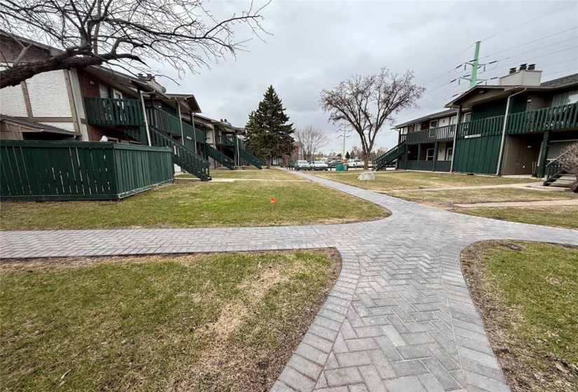 241 Kinver, 1 Bedroom Bedrooms, 6 Rooms Rooms,1 BathroomBathrooms,Condominium,For Sale,Kinver