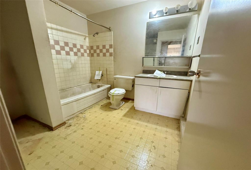 241 Kinver, 1 Bedroom Bedrooms, 6 Rooms Rooms,1 BathroomBathrooms,Condominium,For Sale,Kinver