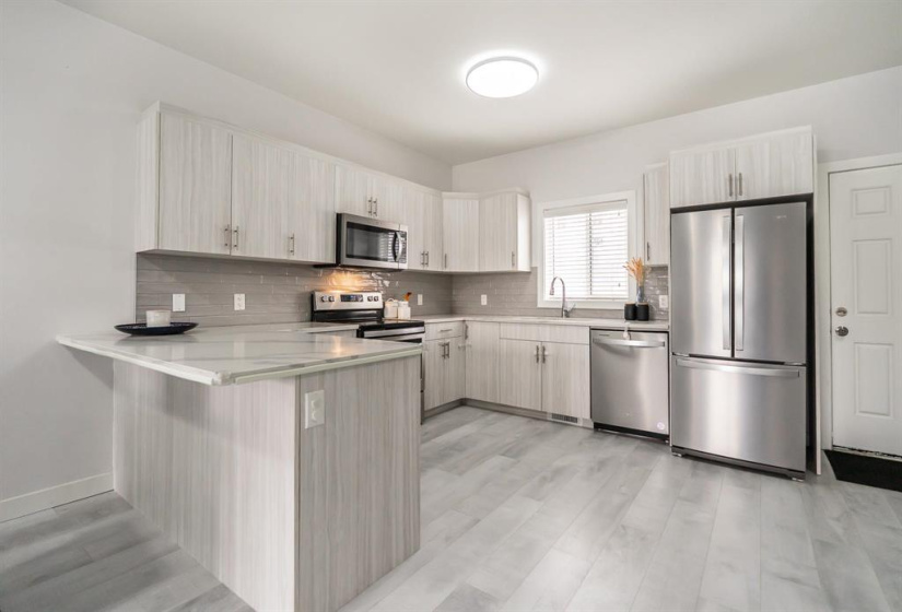 Functional kitchen with breakfast bar with plug-in