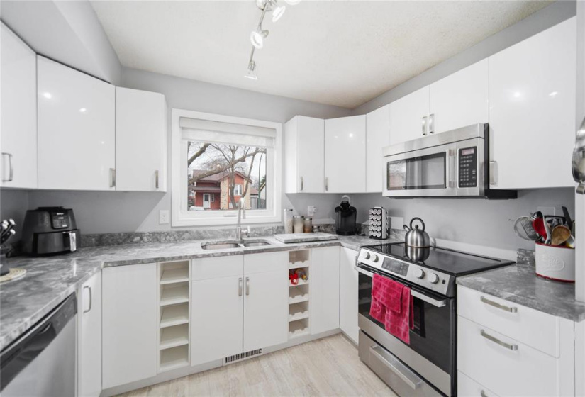 75 Turnham, 4 Bedrooms Bedrooms, 11 Rooms Rooms,2 BathroomsBathrooms,Residential,For Sale,Turnham