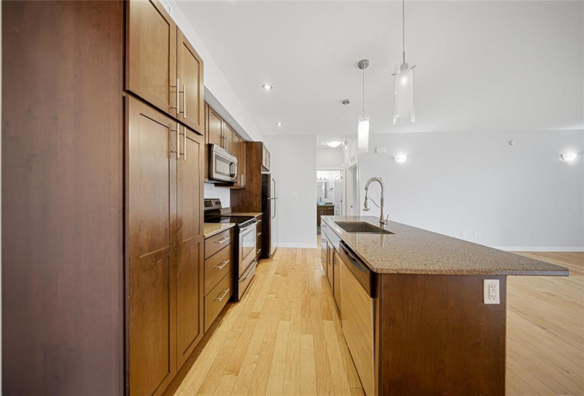 Large working kitchen with pantry and loads of cupboards!