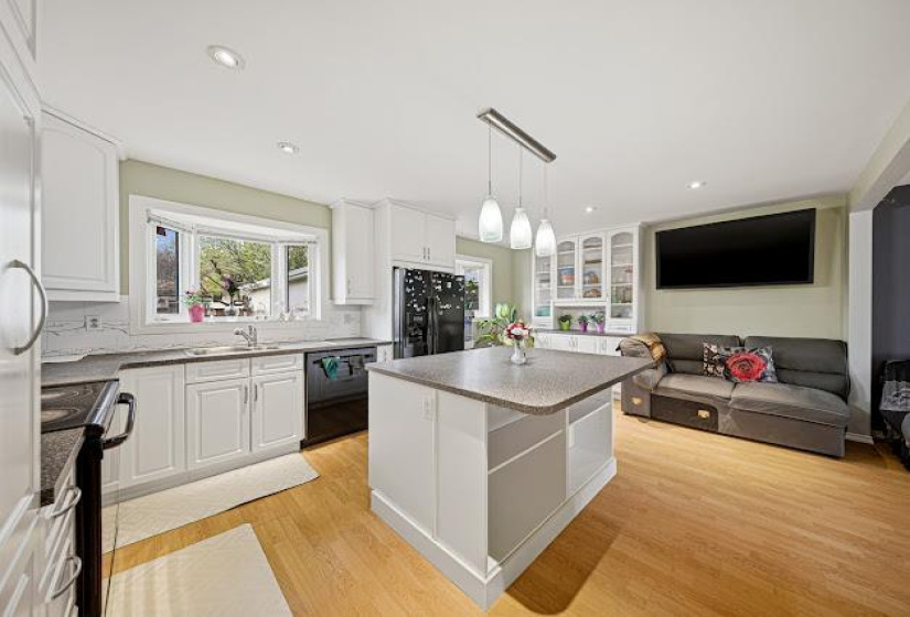 808 Silverstone, 4 Bedrooms Bedrooms, 11 Rooms Rooms,2 BathroomsBathrooms,Residential,For Sale,Silverstone