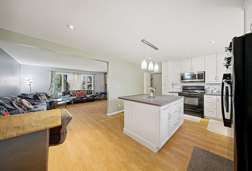 808 Silverstone, 4 Bedrooms Bedrooms, 11 Rooms Rooms,2 BathroomsBathrooms,Residential,For Sale,Silverstone