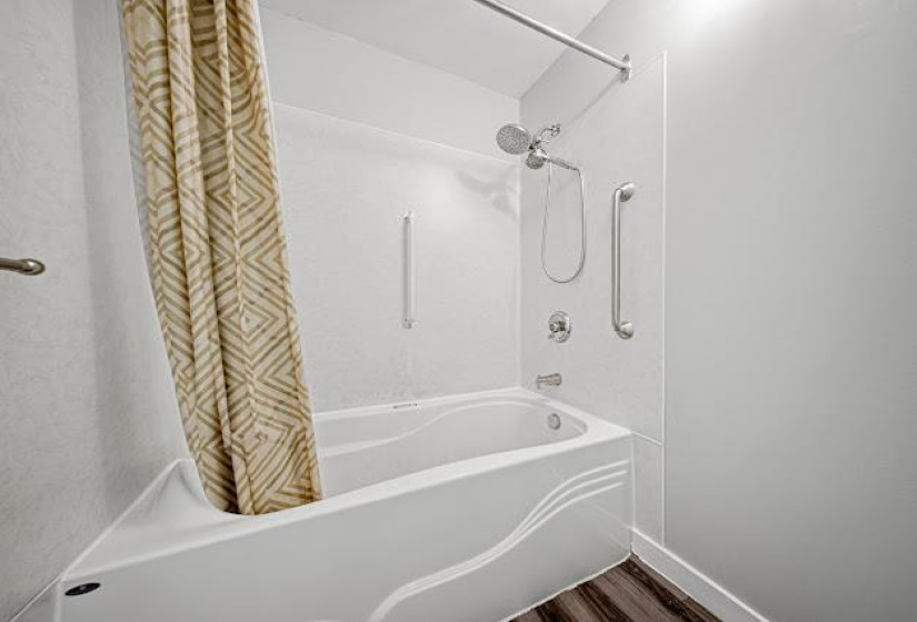 808 Silverstone, 4 Bedrooms Bedrooms, 11 Rooms Rooms,2 BathroomsBathrooms,Residential,For Sale,Silverstone