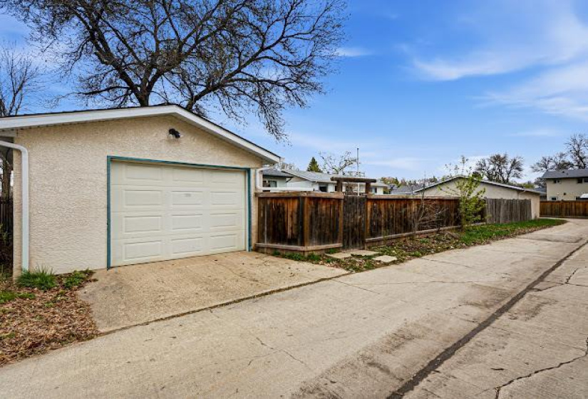 808 Silverstone, 4 Bedrooms Bedrooms, 11 Rooms Rooms,2 BathroomsBathrooms,Residential,For Sale,Silverstone