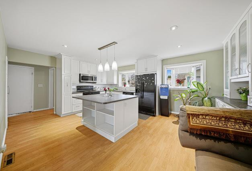 808 Silverstone, 4 Bedrooms Bedrooms, 11 Rooms Rooms,2 BathroomsBathrooms,Residential,For Sale,Silverstone