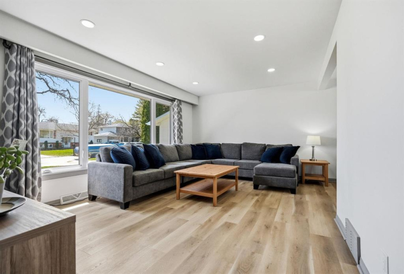 23 Bering, 5 Bedrooms Bedrooms, 13 Rooms Rooms,2 BathroomsBathrooms,Residential,For Sale,Bering