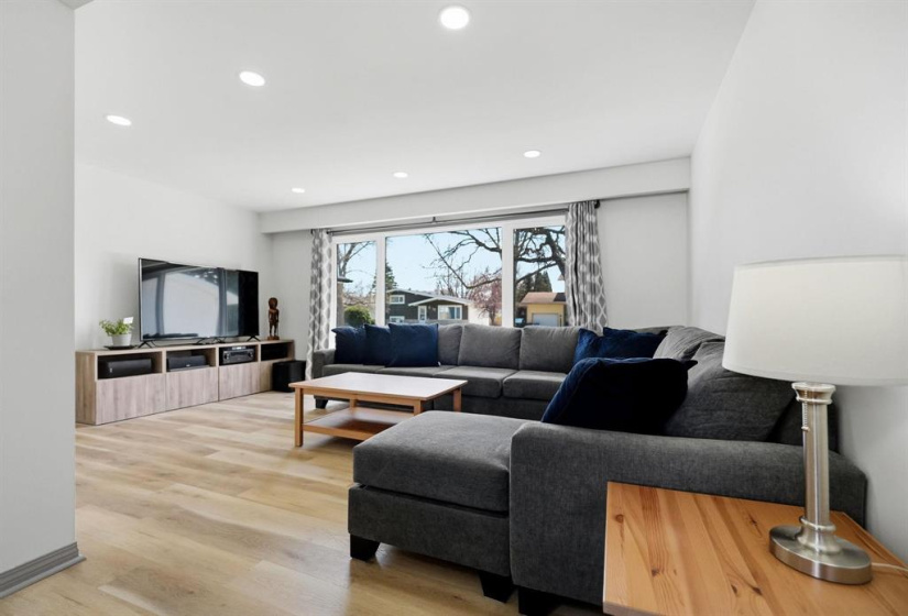 23 Bering, 5 Bedrooms Bedrooms, 13 Rooms Rooms,2 BathroomsBathrooms,Residential,For Sale,Bering