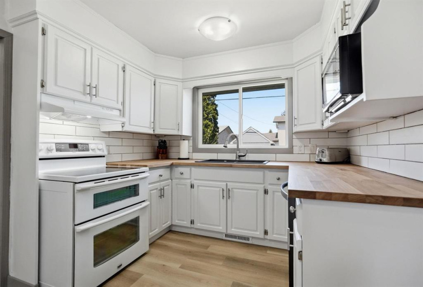 23 Bering, 5 Bedrooms Bedrooms, 13 Rooms Rooms,2 BathroomsBathrooms,Residential,For Sale,Bering