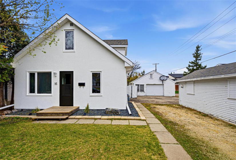 16 Rowe, 4 Bedrooms Bedrooms, 12 Rooms Rooms,1 BathroomBathrooms,Residential,For Sale,Rowe